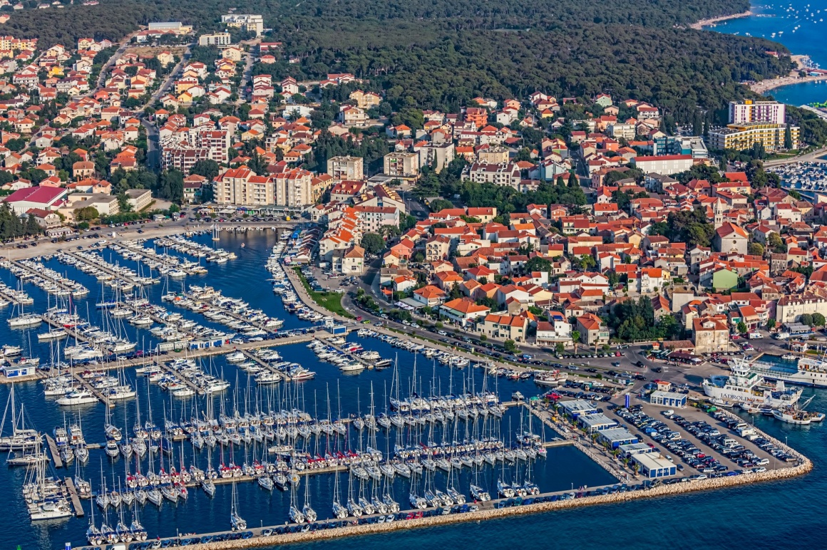 'Aerial view of small town  on Adriatic coast, Biograd na moru, Croatia' - Zara